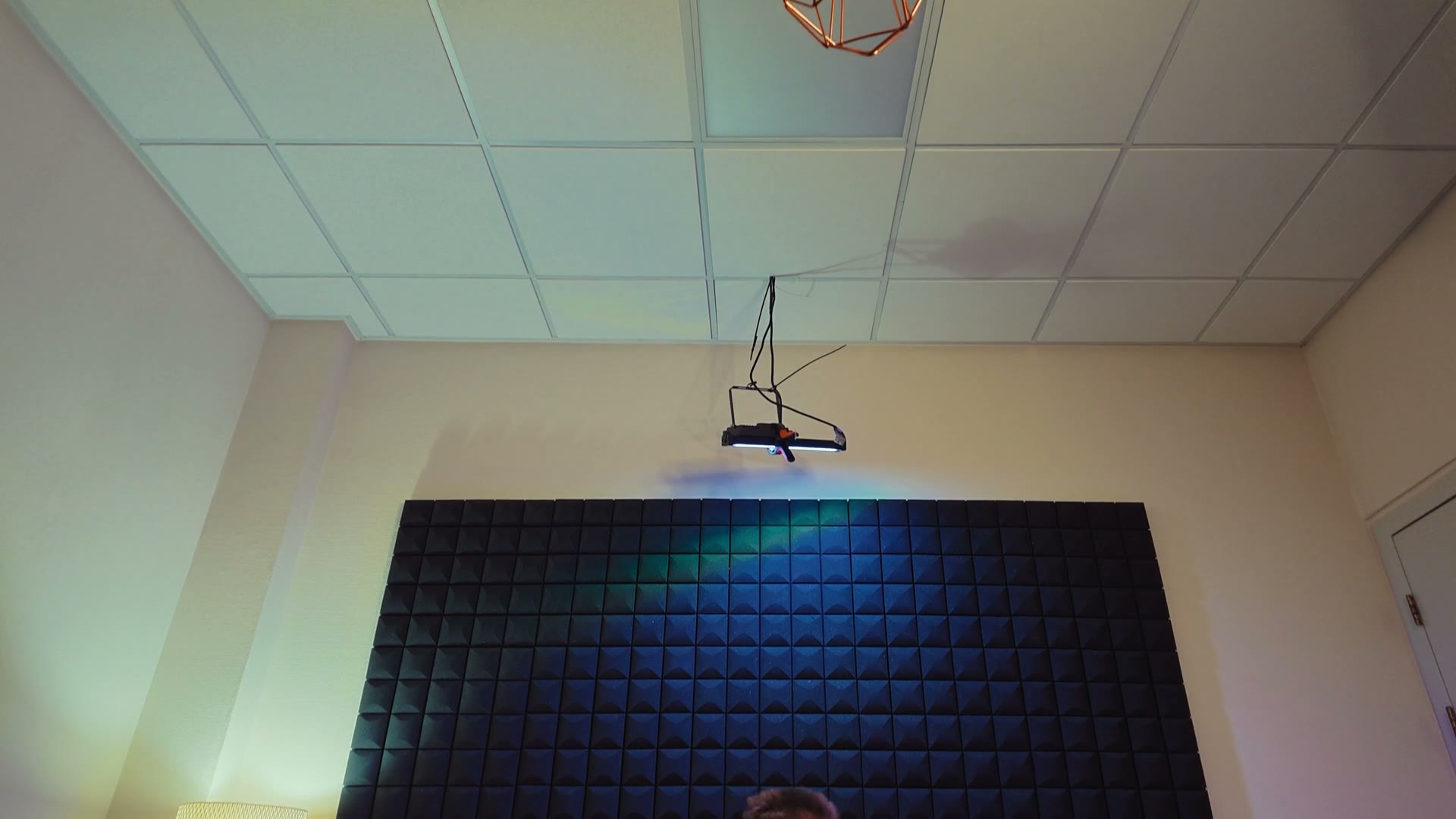 Cees van der Zwan in de studio, van opzij gefilmd