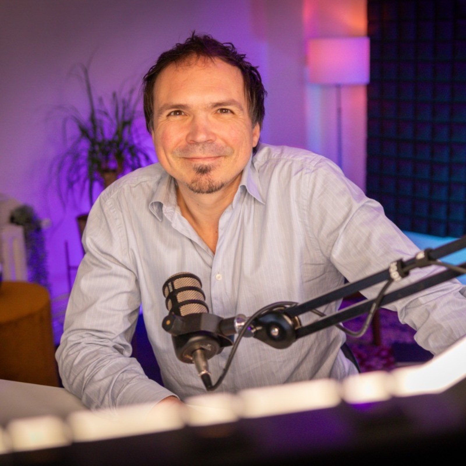 Robert achter de microfoon in de studio