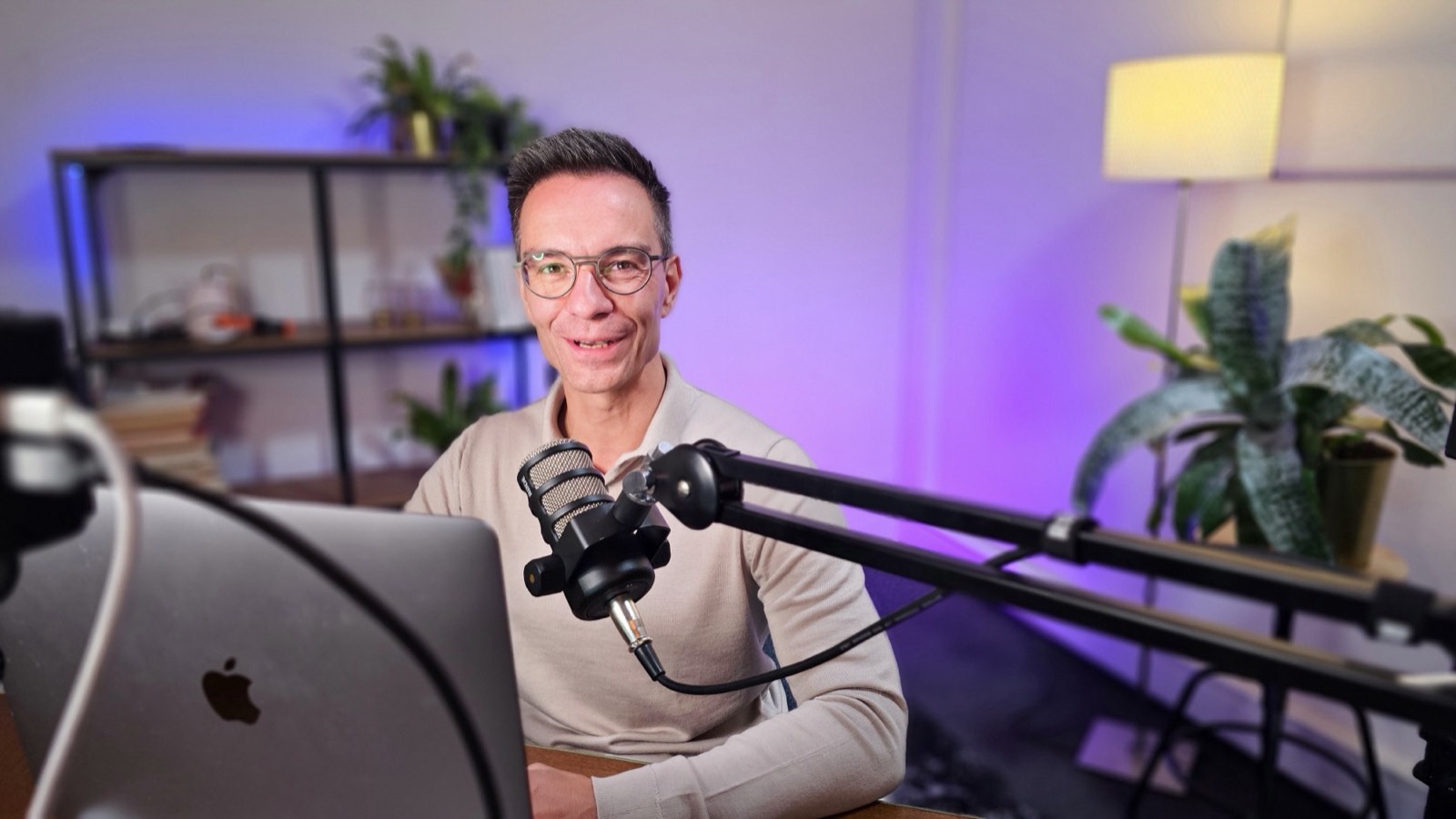 Een gast achter de microfoon