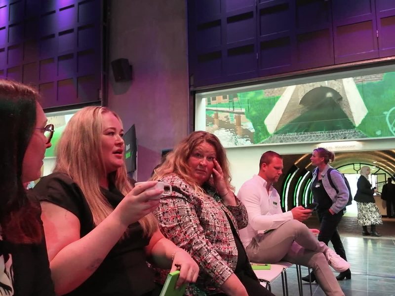 Gasten in een zaal die meedoen met hun telefoon