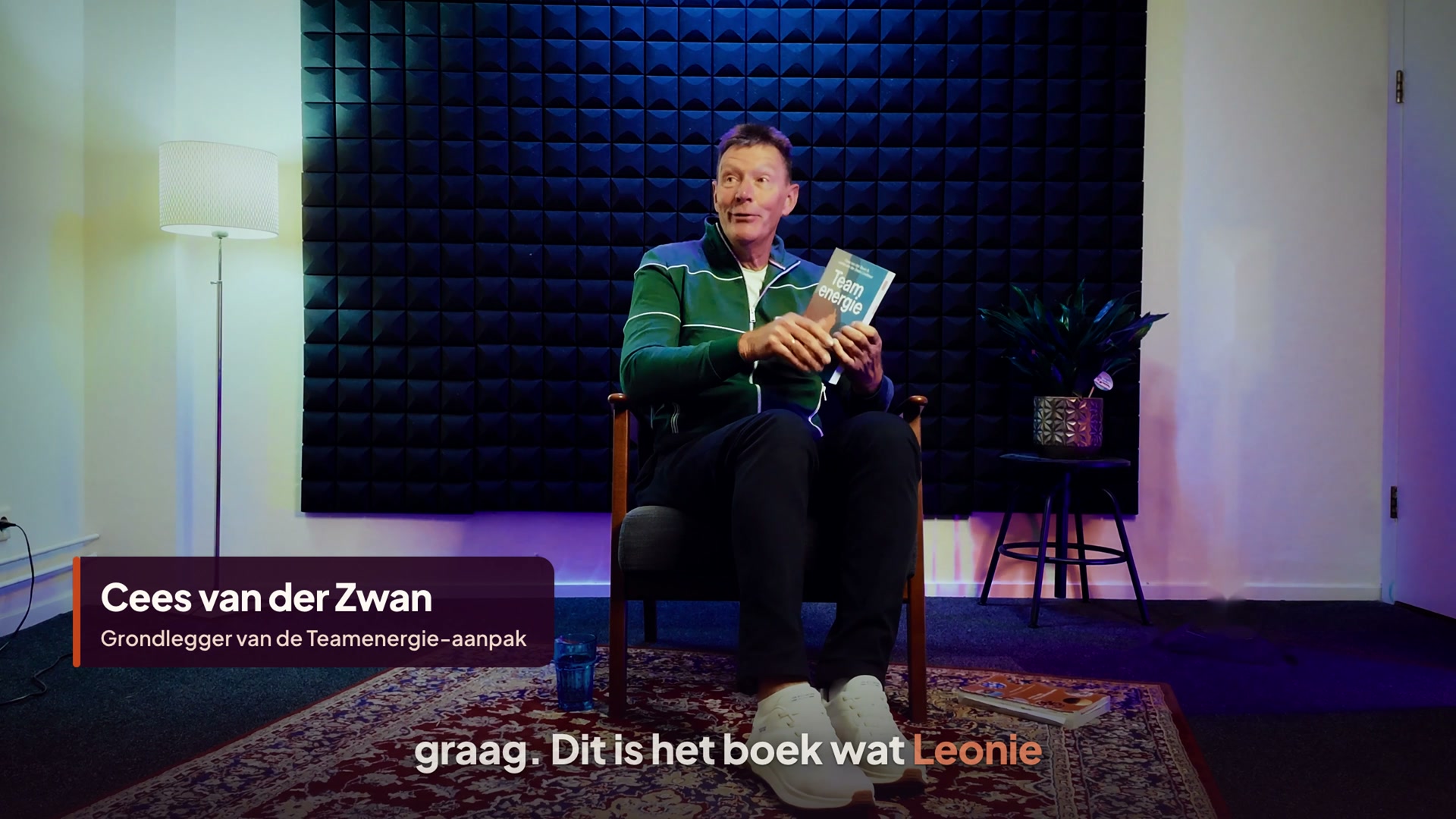 Cees laat het boek zien