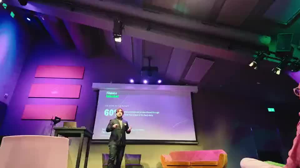Een spreker op het podium bij Finance Unlocked