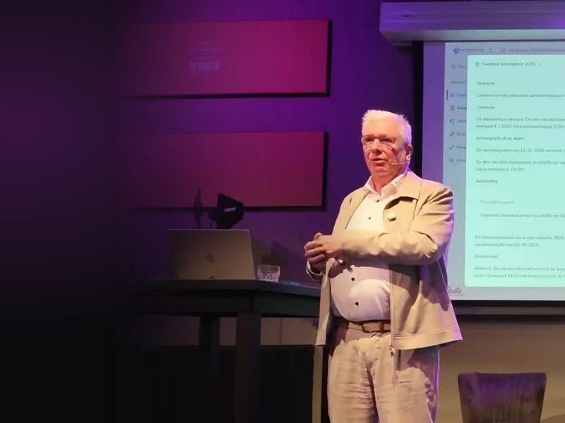 Een spreker op het podium, de sessie wordt een training