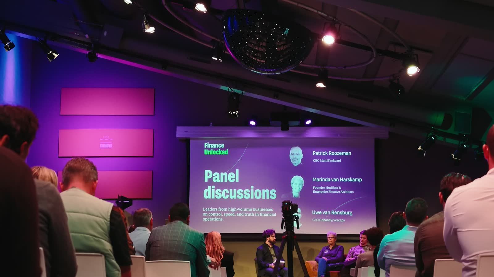 De zaal bij Finance Unlocked tijdens een paneldiscussie