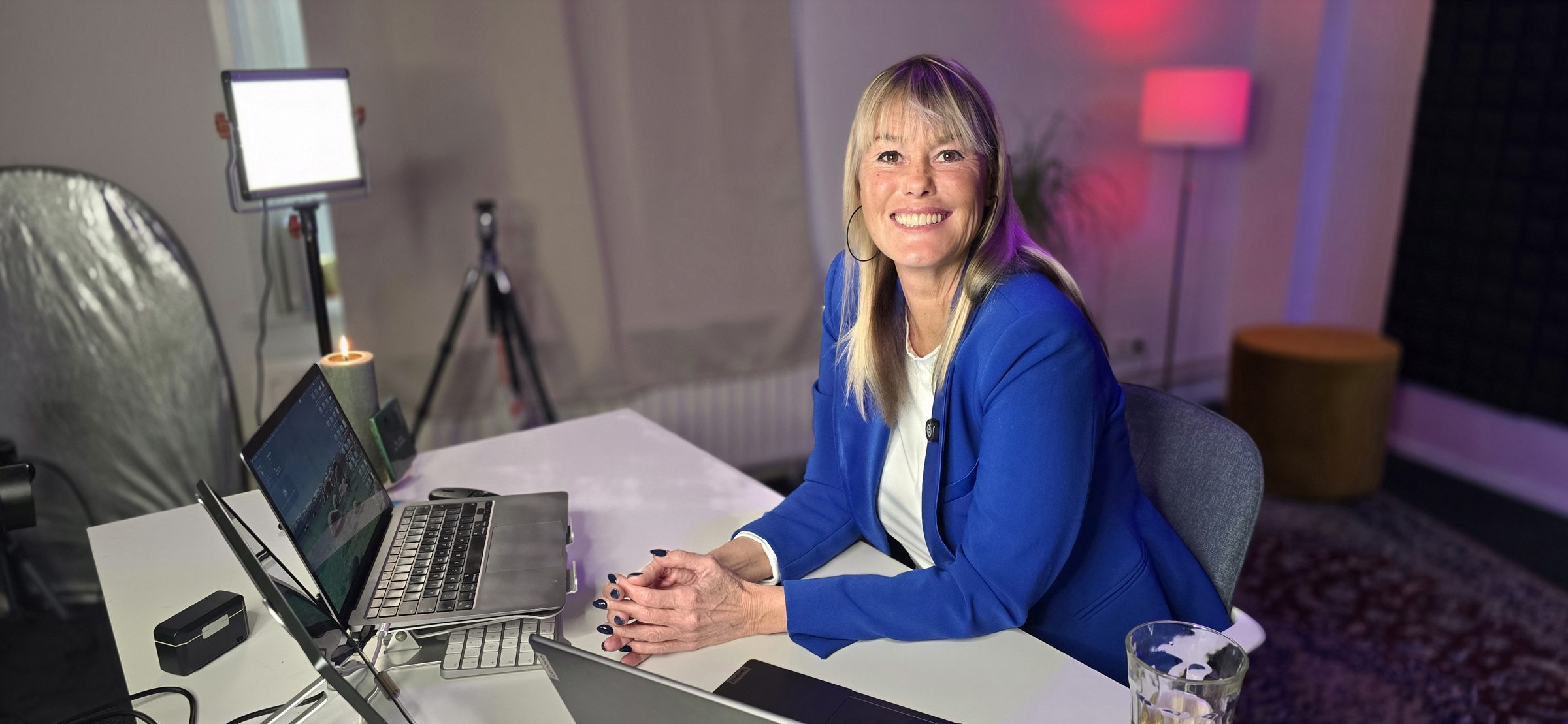 Een presentatrice aan tafel in de studio tijdens een LinkedIn Live